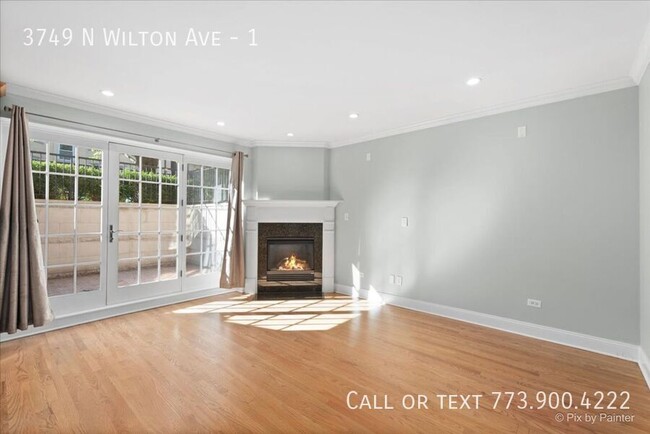 Building Photo - Wrigleyville 2 bed 2 bath with private ent...