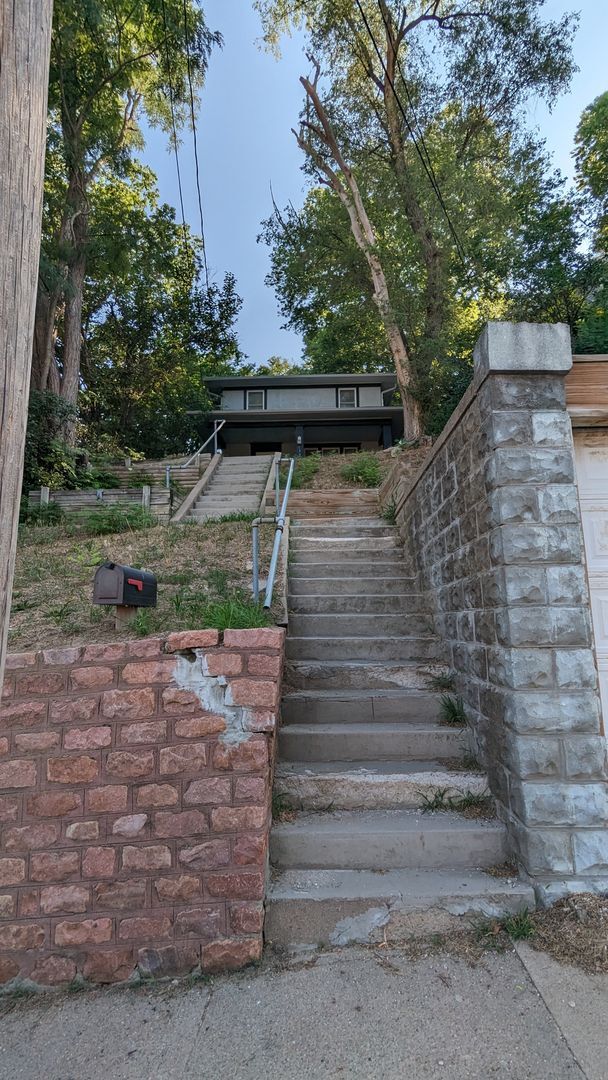 Building Photo - East End home near hospital, restaurants, grocery