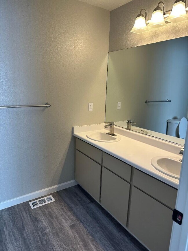 Building Photo - 1325 Oak Ridge Dr