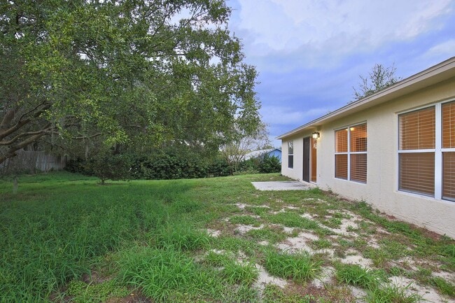 Building Photo - Spacious 3/2 Home with a 2 Car Garage Located in Lake Crescent Pines - Clermont