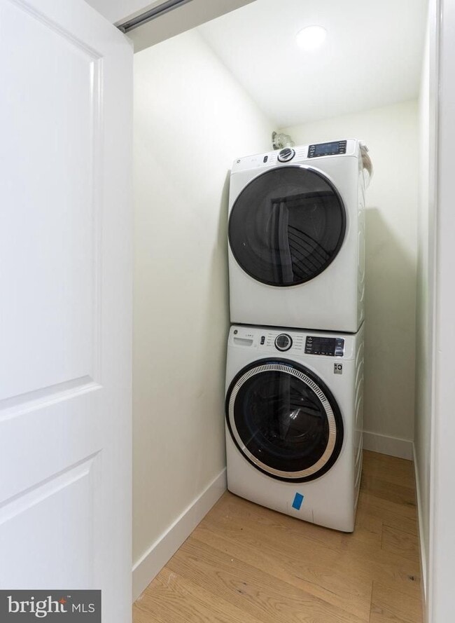 Building Photo - WOW brand new with Deck