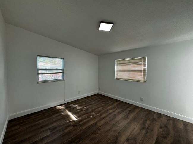 Building Photo - Fully Renovated 3 Bed/ 2 Bath Available Now!