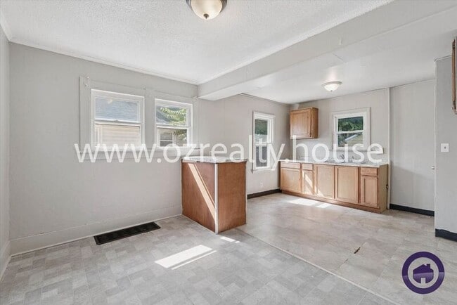Building Photo - 2442 Paradise Ave