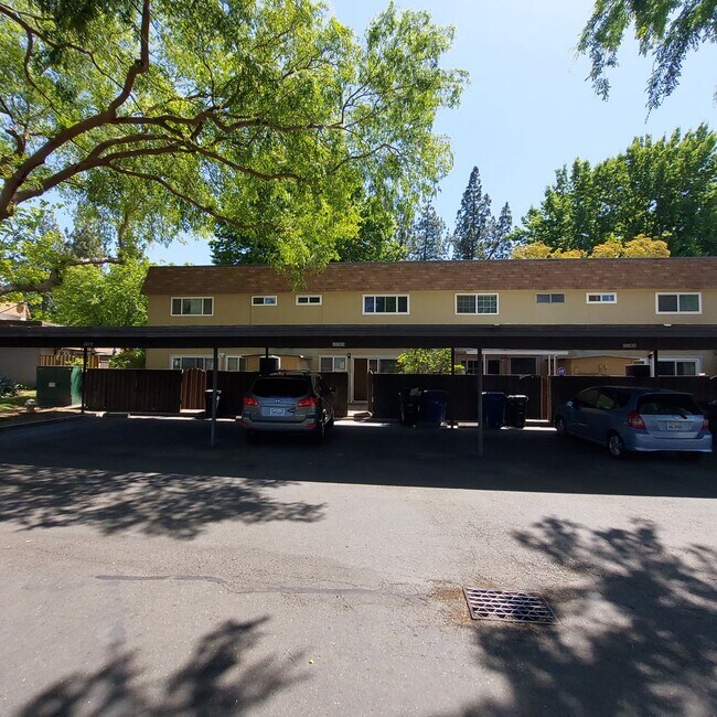 Building Photo - Nice 3 bedroom condo near CSUS.  Available for move in this month.