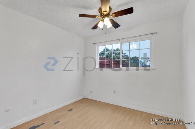 Building Photo - 1659 Knickerbocker Dr