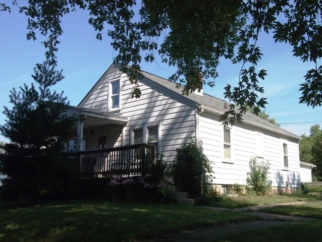 Primary Photo - 3 bedroom, 1 bath Home - Available: August...