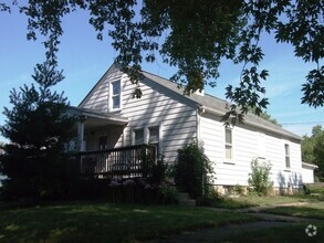 Building Photo - 3 bedroom, 1 bath Home - Available August ...