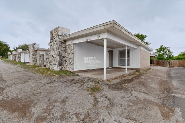 Building Photo - 6808 Trail Lake Dr