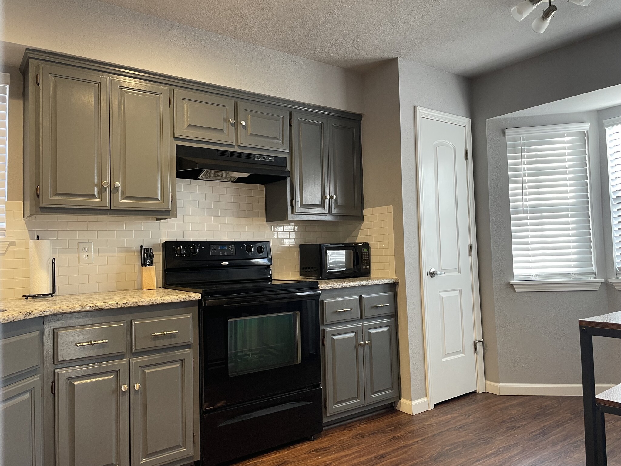 Kitchen - 2300 Oakwood Ave