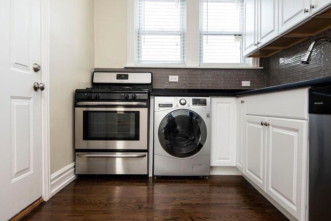 Building Photo - 2 bedroom in Chicago IL 60613