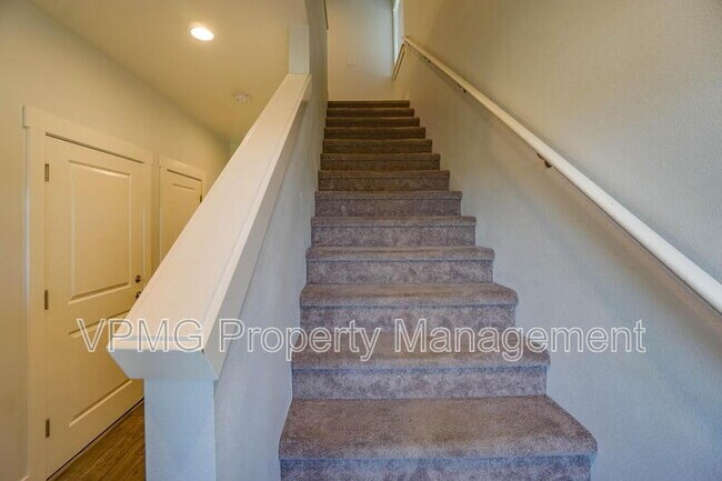 Building Photo - 10703 NE 70th St