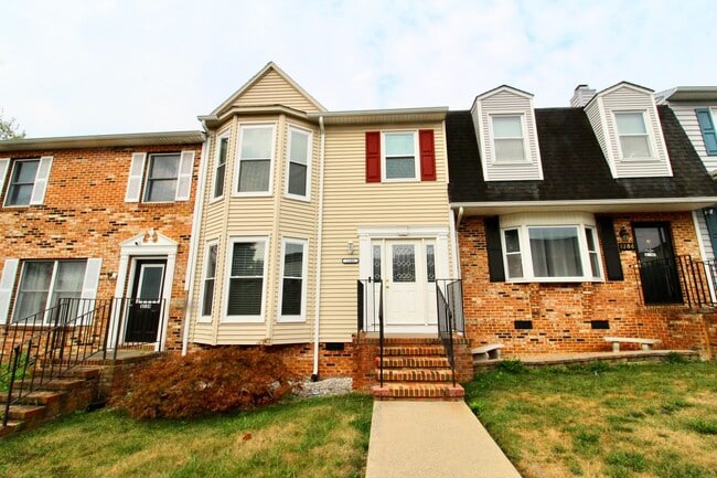 Primary Photo - Charming 3-Bedroom Townhome for Rent with ...