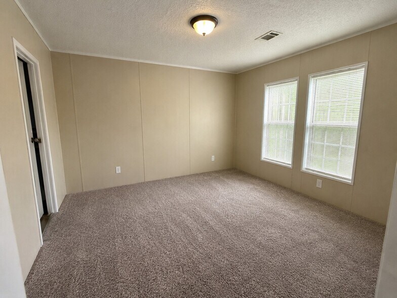 Building Photo - 2914 Vern Dr