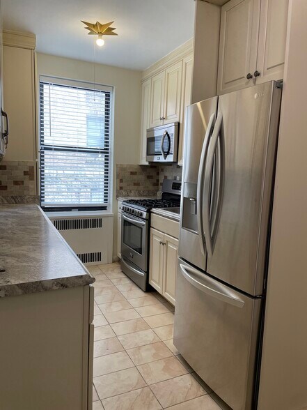 Building Photo - 210 Martine Ave