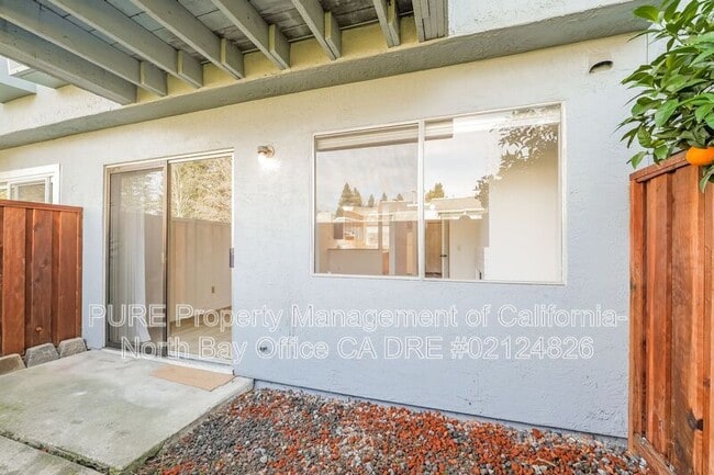 Building Photo - 629 Racquet Club Cir