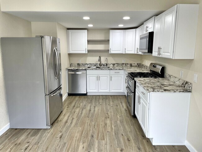 Beautiful white cabinets, stainless steel appliances, gas stove and granite countertops - 12838 Arezzo Cir