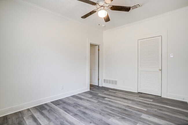 Building Photo - Well Maintained 3 Bed, 2 Bath in Establish...