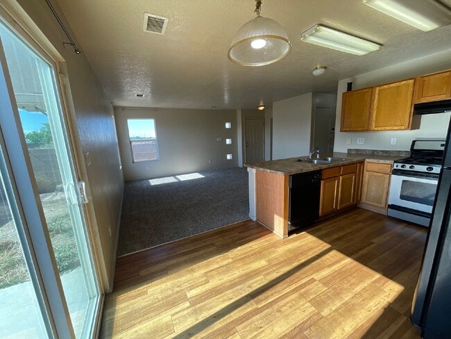 Building Photo - Two story 3 bedroom!