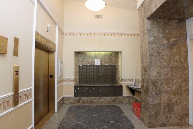 Building Photo - 807 Church St