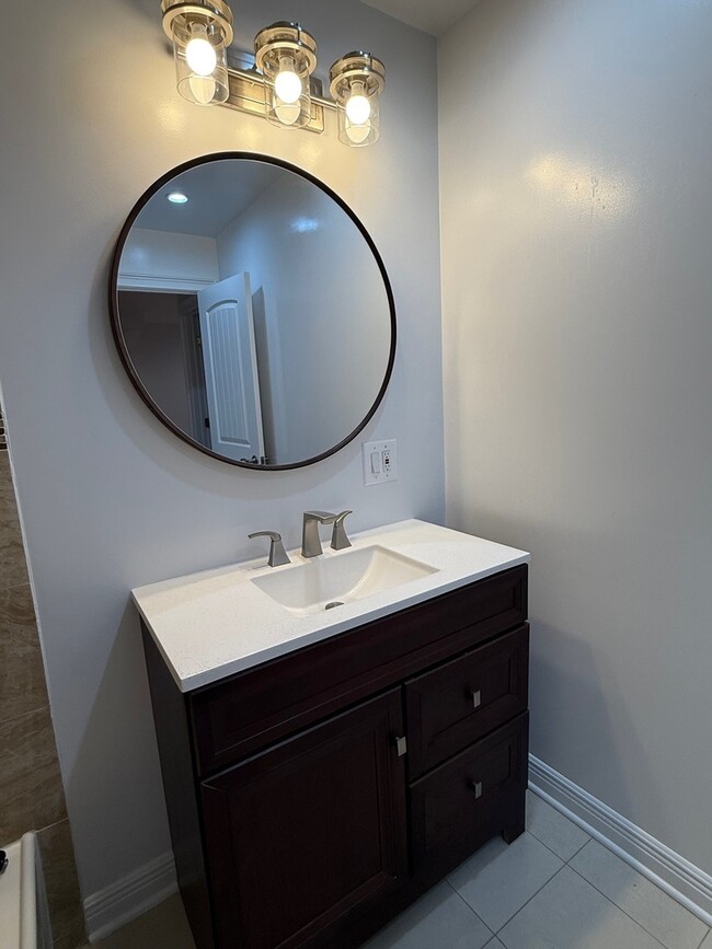 Building Photo - 5747 N Sheridan Rd