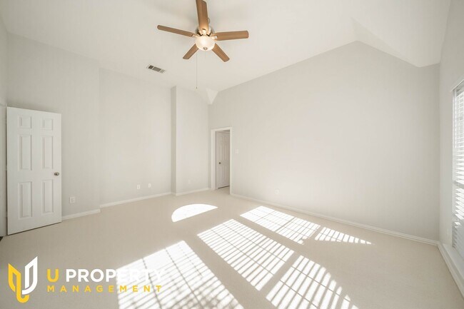 Building Photo - Dont Miss this pretty home in Plano!