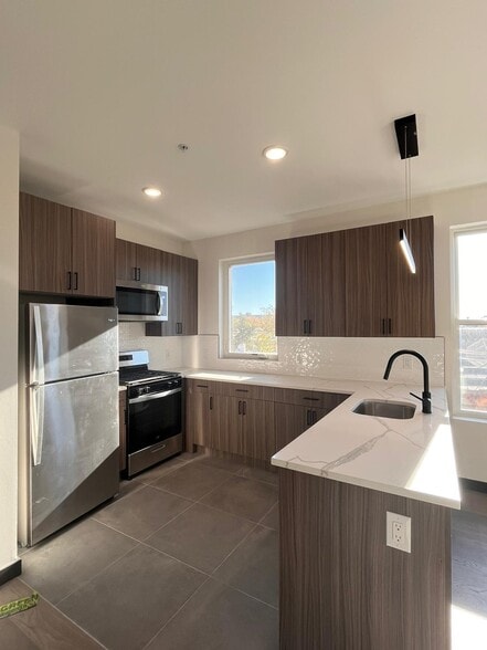 Primary Photo - 130 Mallory Ave