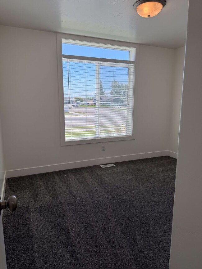 Building Photo - CALL TYE DIRECTLY 208-313-6062. 4 BED 2 BATH HOME WITH ATTACHED GARAGE