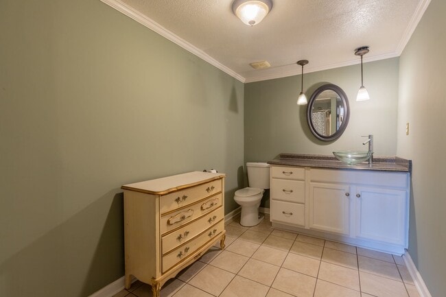 Building Photo - 1 bed, 2 Bath, w/ bonus room, centrally located and convenient to downtown!