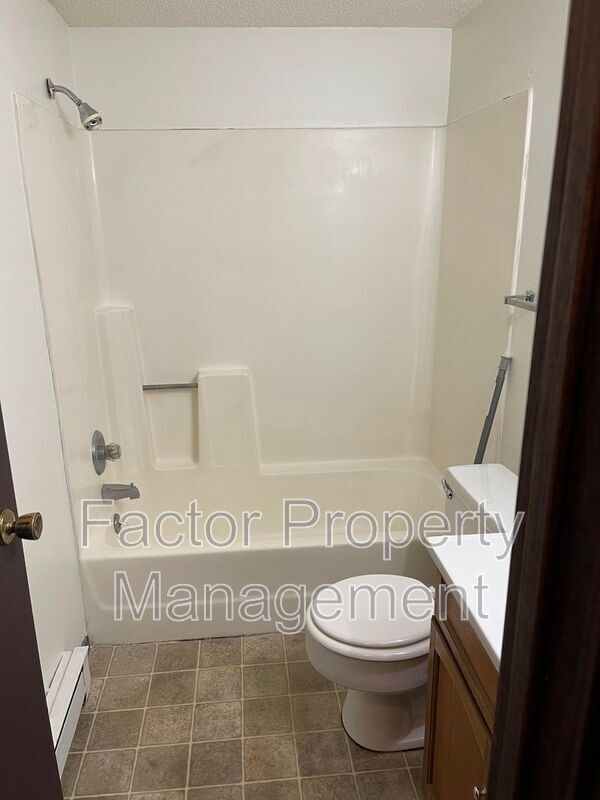 Building Photo - 418 Allan Ave