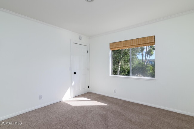 Building Photo - 2 Sparrowhawk Ln