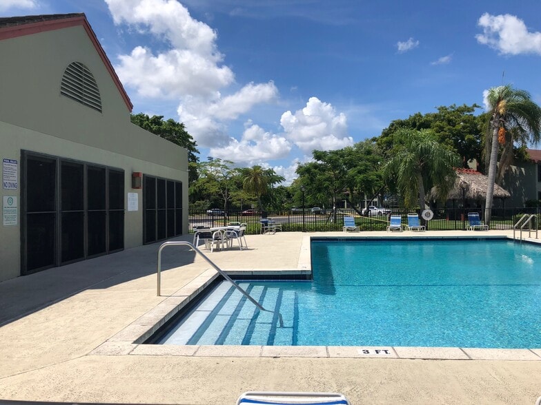 Building Photo - 210 Lake Pointe Dr