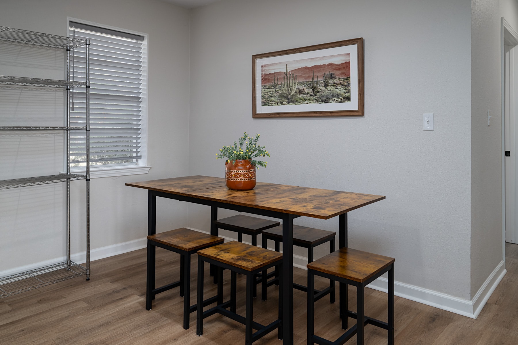 Building Photo - 1528 E Devine St