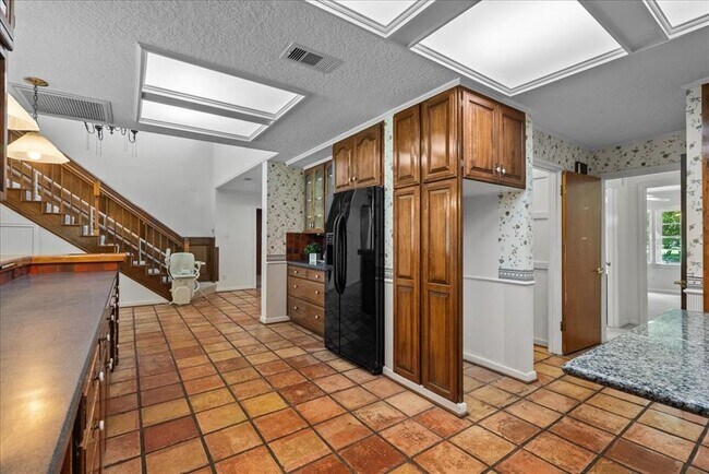 Building Photo - 3415 Bayou Dr E