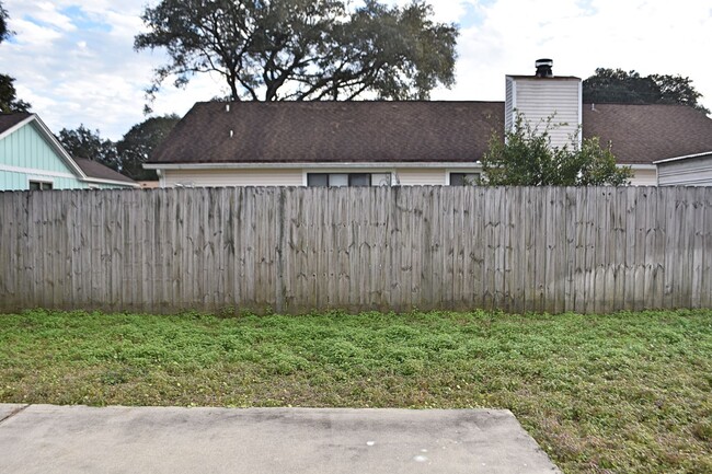 Building Photo - Four Bedroom Niceville Proper