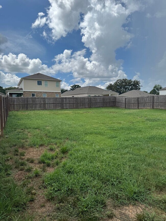 Building Photo - Spacious 3-Bedroom Home with Loft – Minute...