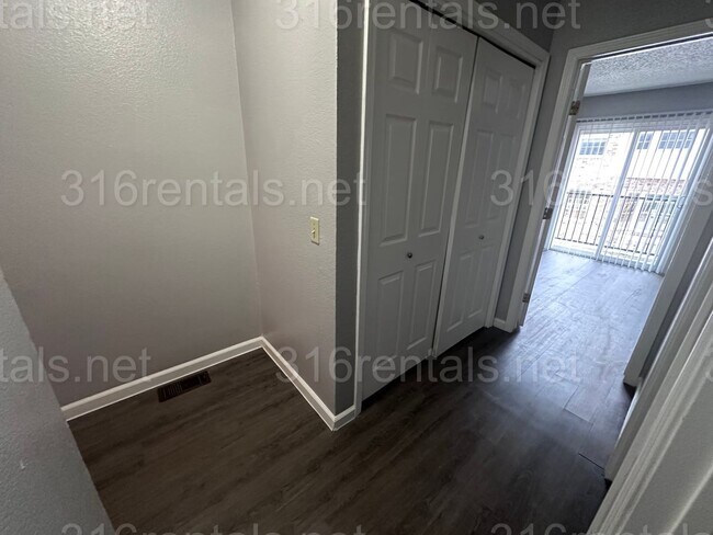 Building Photo - $895 - 2 bed 1.5 bath beautiful bi-level apartment