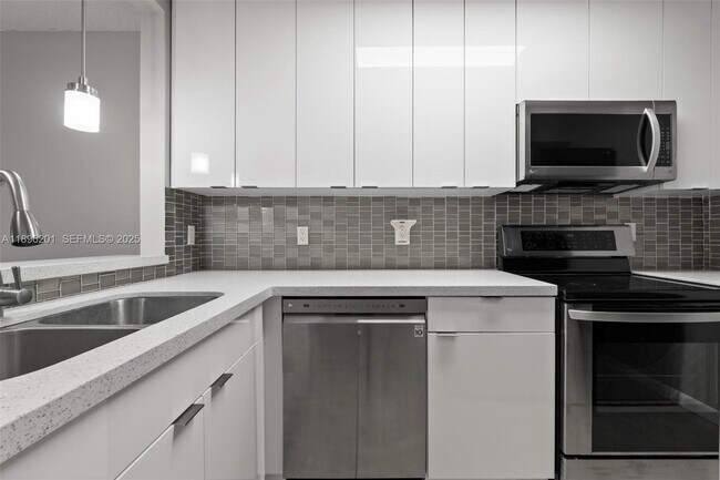 Building Photo - 3586 N University Dr