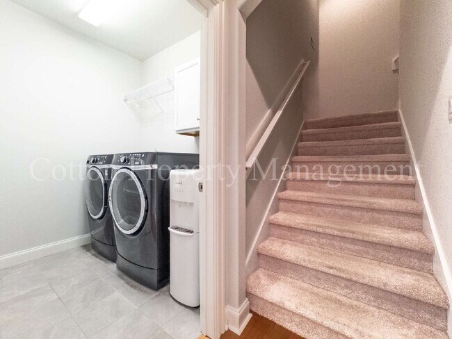 Building Photo - 633 Jenoa Dr
