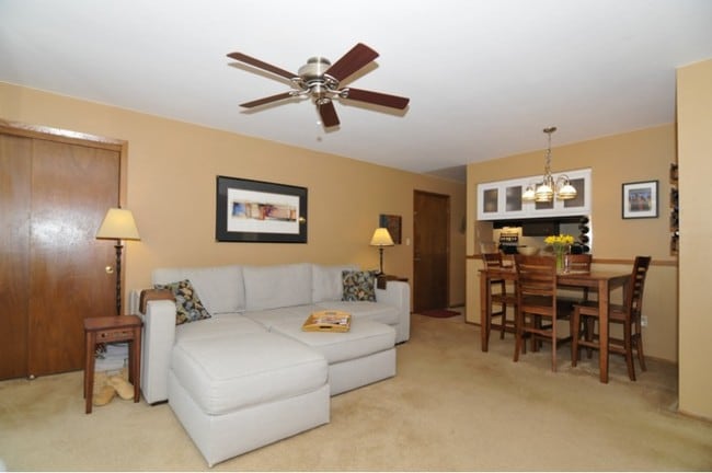 Building Photo - 1551 S Carriage Ln