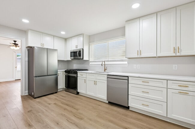 Building Photo - 433 Greenmount Dr