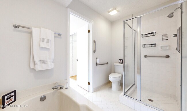 Building Photo - 3820 La Vista Cir