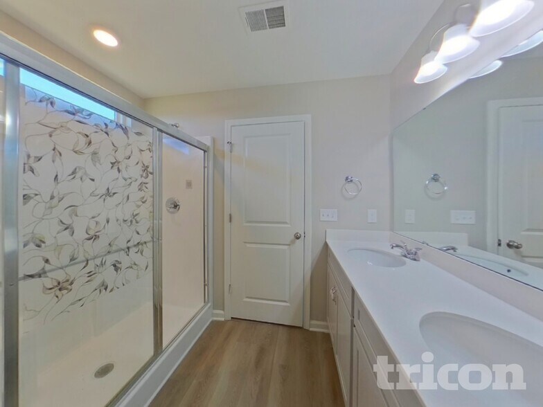 Building Photo - 35 Chalet Ct