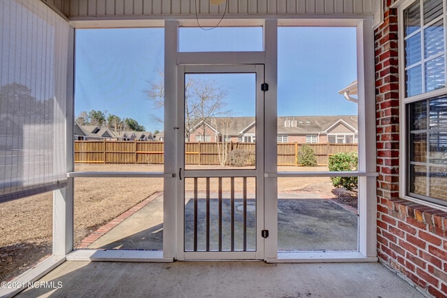 Building Photo - 1302 Suncrest Way