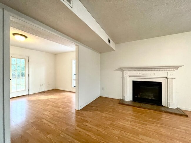 Building Photo - Large 4 Bedroom House