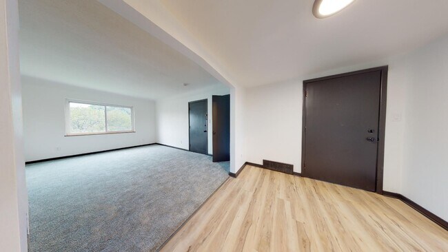 Building Photo - Parma - 2 Bedroom - 3rd Floor Unit