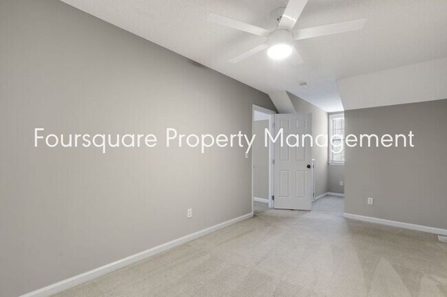 Building Photo - End Unit Town Home | 2nd Floor Loft | Wash...