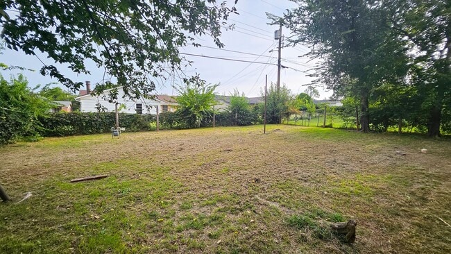 Building Photo - Beautifully Renovated 4 Bed