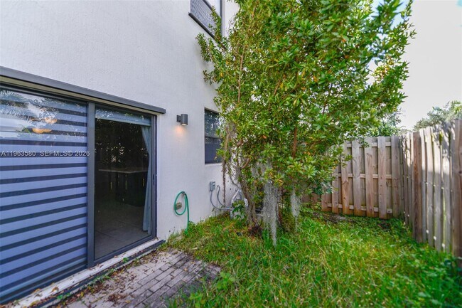 Building Photo - 20814 NE 5th Ct