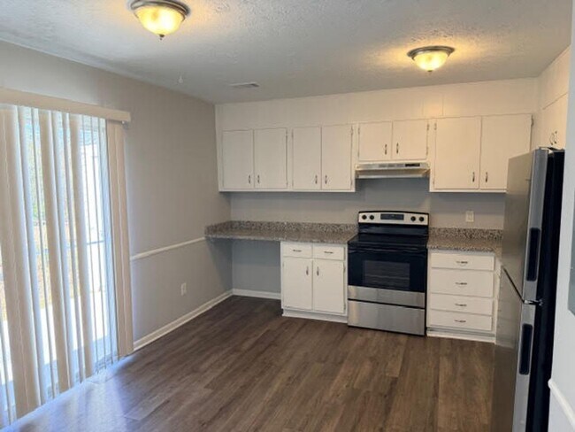 Building Photo - Newly Updated Duplex Unit in Riverdale