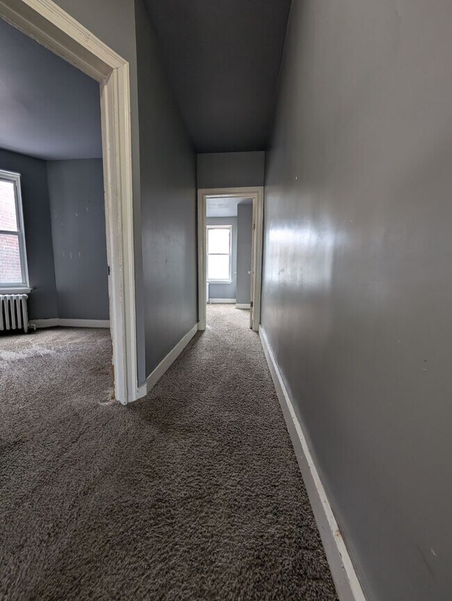 Building Photo - Well-maintained home.